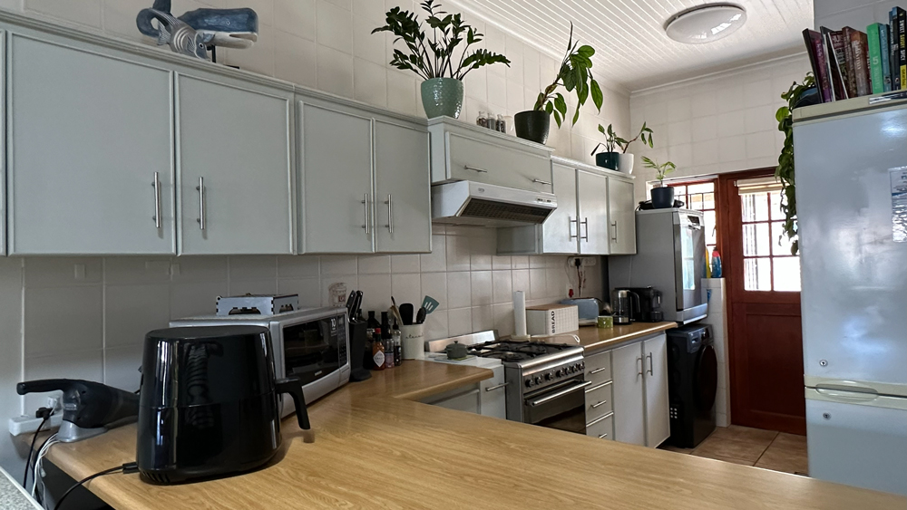 Fully equipped kitchen.